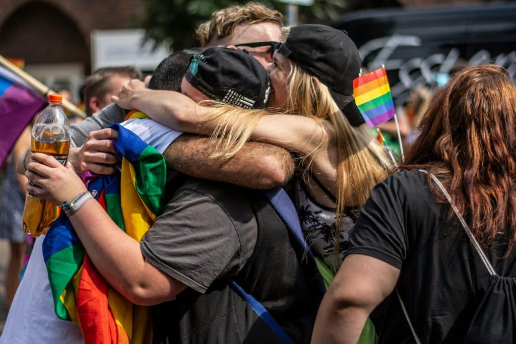 6 Powerful Ways to Show Up as an Ally for the LGBTQ+ Community – Luz Media