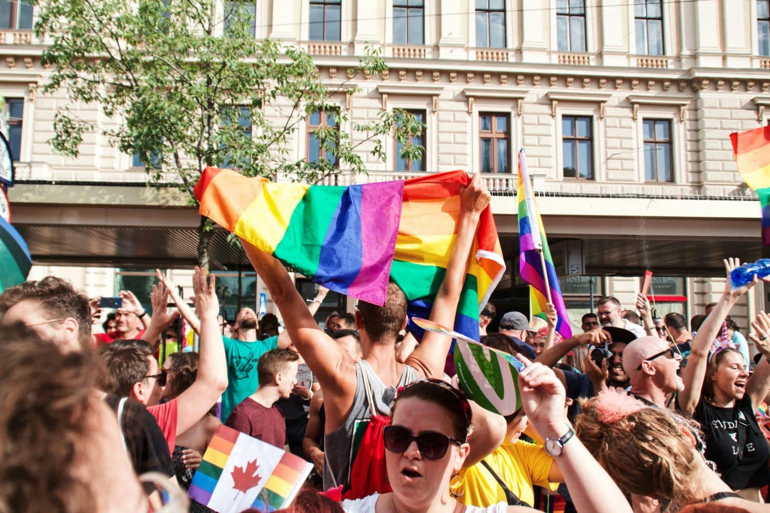 6 Powerful Ways to Show Up as an Ally for the LGBTQ+ Community – Luz Media
