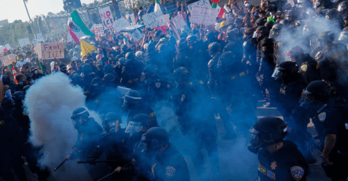 protestors in Los Angeles facing police force